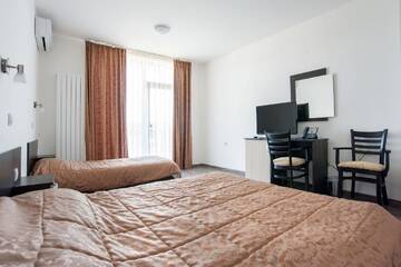 Фото номера Трехместный номер с балконом Отель Villa Trakia г. Simeonovo 4
